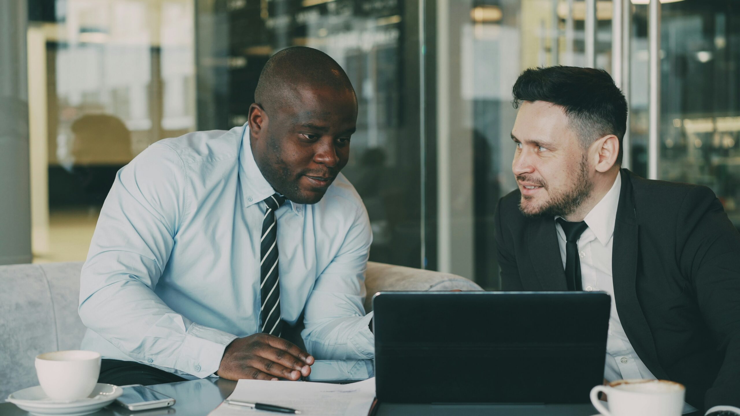 Conversación entre socio inversor y empresa